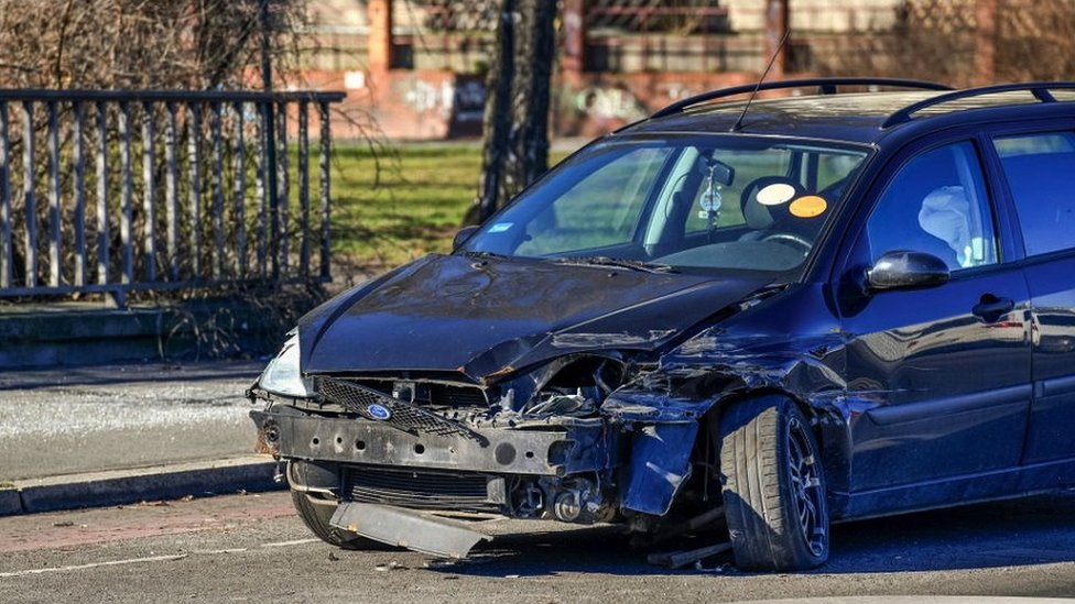 Korona virus i saobraćaj: Treba držati socijalnu distancu i na drumovima 1 Slupan auto