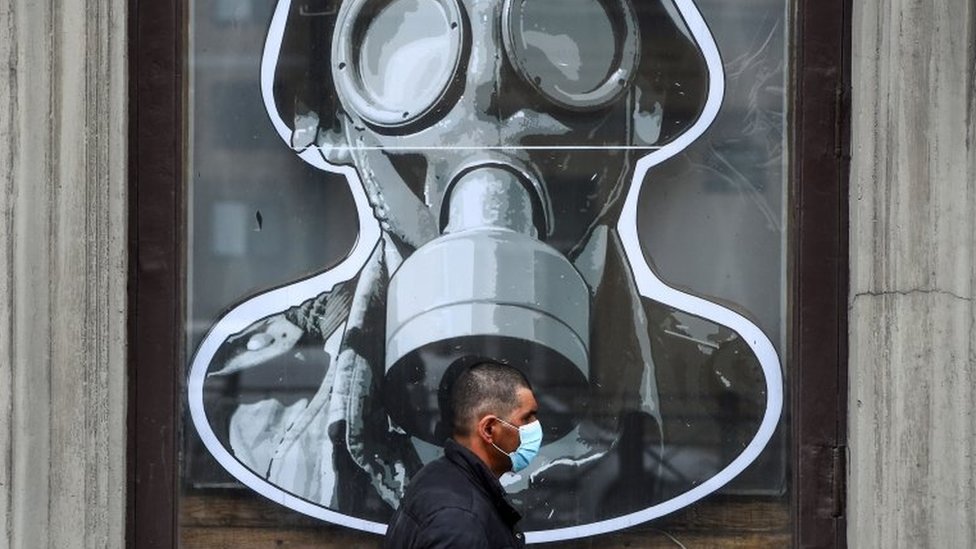 Korona virus: Još dve žrtve u Srbiji, Rusija i Amerika rame uz rame po broju novozaraženih 2 Russian man in a mask in St Petersburg