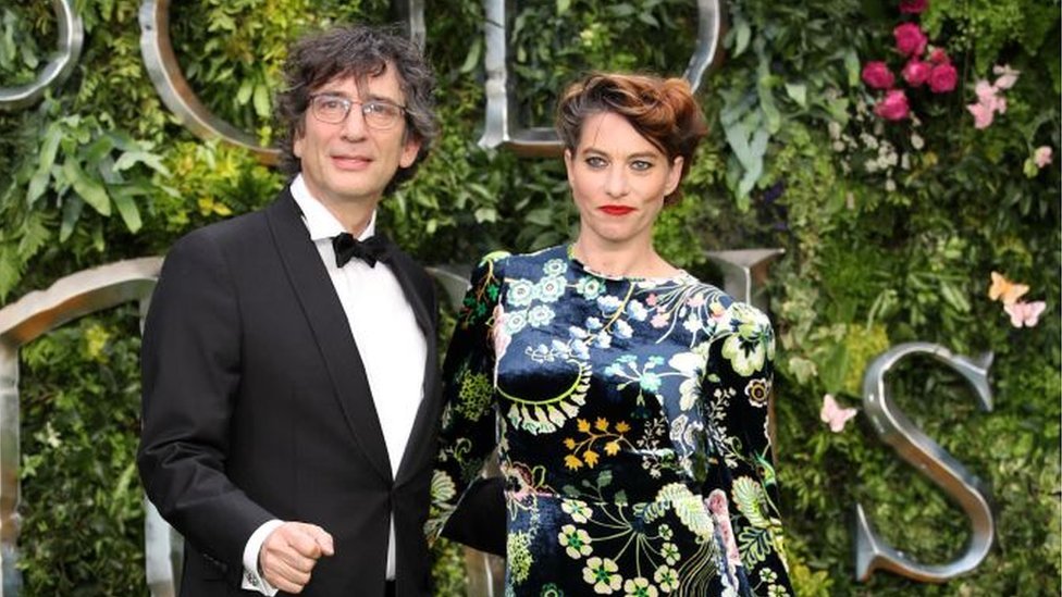 Korona virus i Nil Gejmen: Čuveni pisac prešao pola sveta, posetila ga policija 1 Neil Gaiman and wife Pamela
