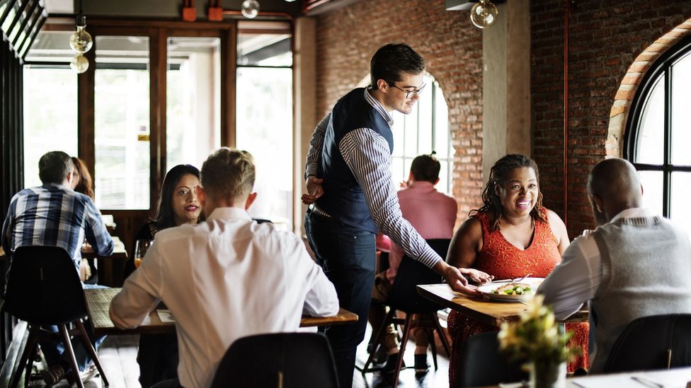Kraj izolacije i korona virus: Šta mogu da uradim da smanjim rizik od dobijanja Kovida-19 10 A restaurant with tables well spaced