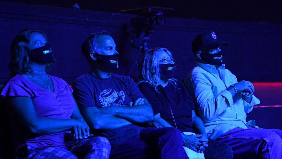 Publika je sedela u malim grupama, koje su po&scaron;tovale socijalno distanciranje