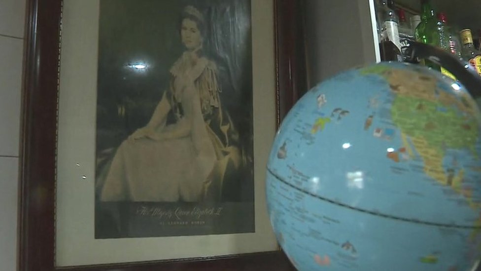 Šta je Komonvelt i koji je njegov značaj u 21. veku - u 100 i 500 reči 1 Globe and a picture of the Queen