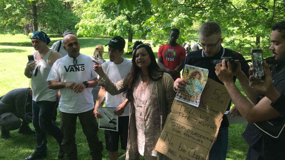 Demonstranti koji promovišu zavere o vakcinama i 5G na protestu u Sent Džejms parku u Londonu u maju