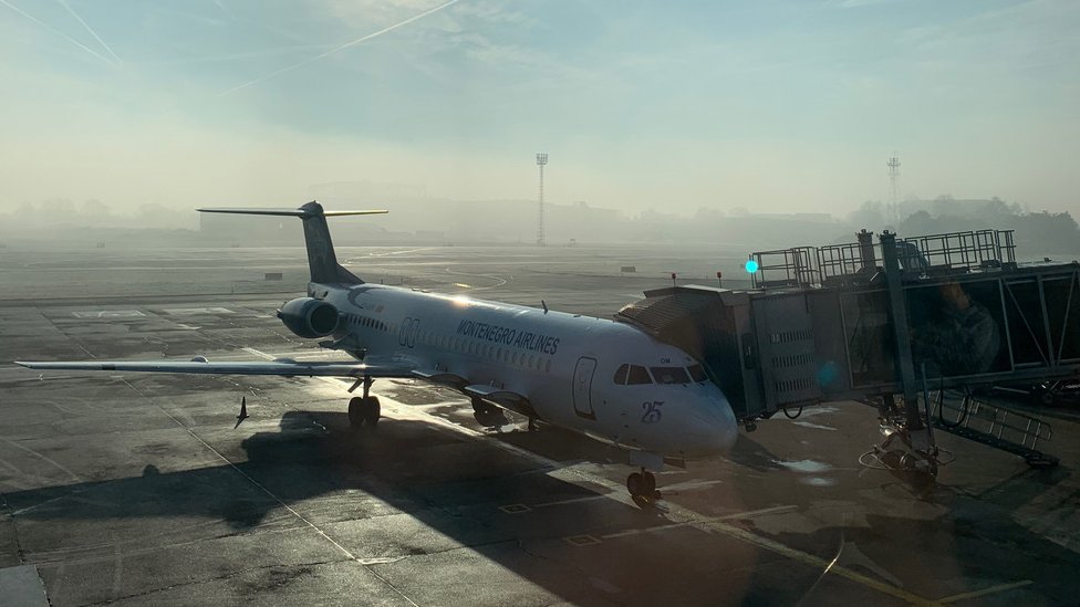 Korona virus, putovanja i hoteli: Kako su izgledala prva putovanja avionom i šta vas čeka ubuduće 2 avion na pisti