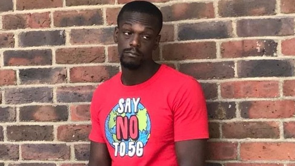 Čovek sa majicom „Recite ne 5G-u" koji je prisustvovao anti-izolacijskom protestu u centru Londona u maju. On nije učestvovao u nasilnim napadima protiv radnika telekoma