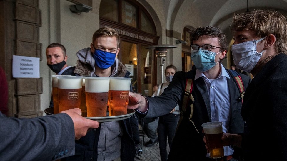Korona virus: U Srbiji preminula još jedna osoba, Latinska Amerika epicentar zaraze 2 Prague pub, 11 May 20