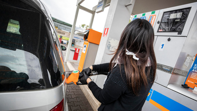 Poljski Senat zbog Rusije blokirao prodaju benzinskih pumpi mađarskom MOL-u 1