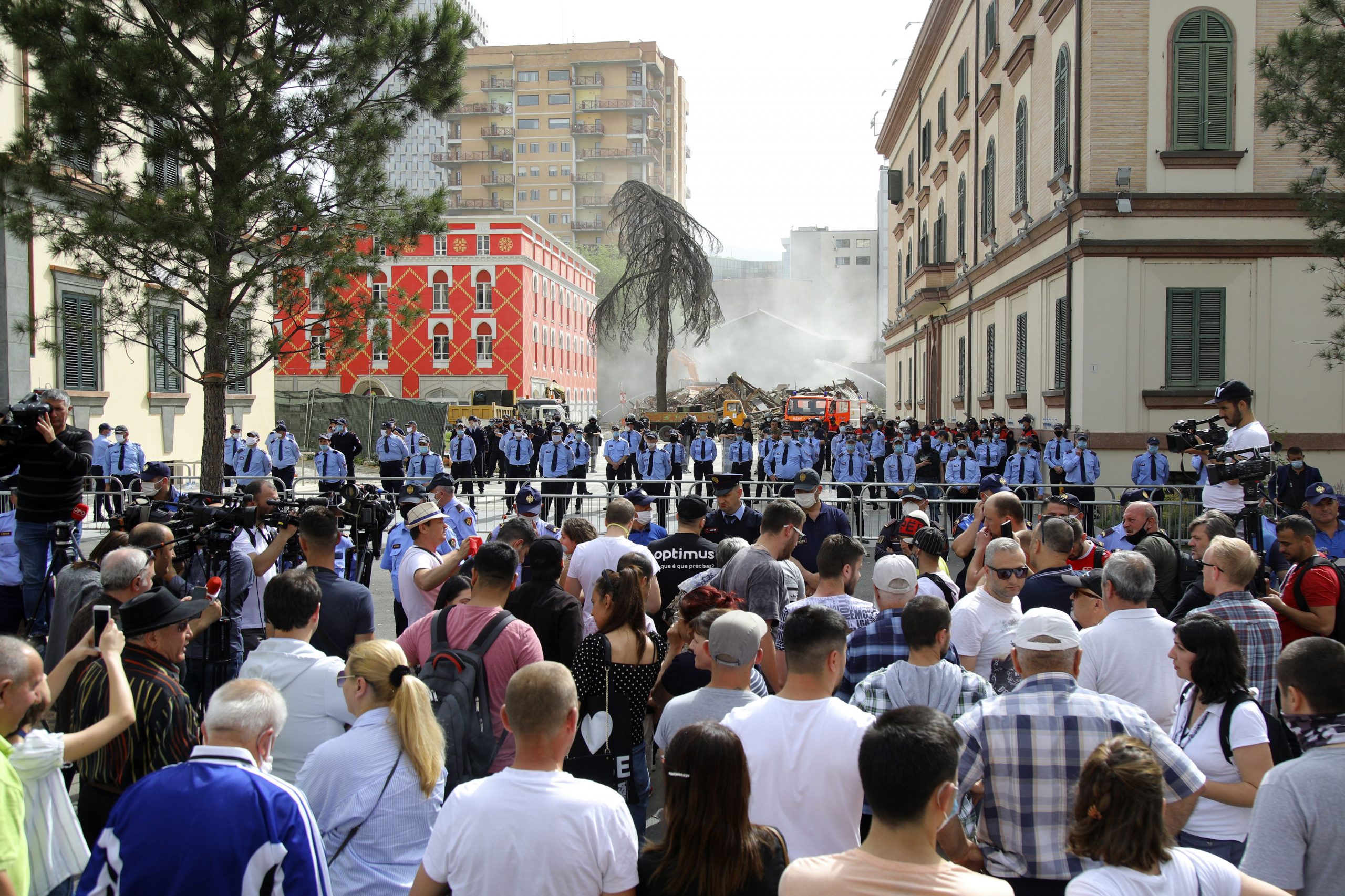 Novi protest u Tirani zbog rušenja zgrade Narodnog pozorišta 1