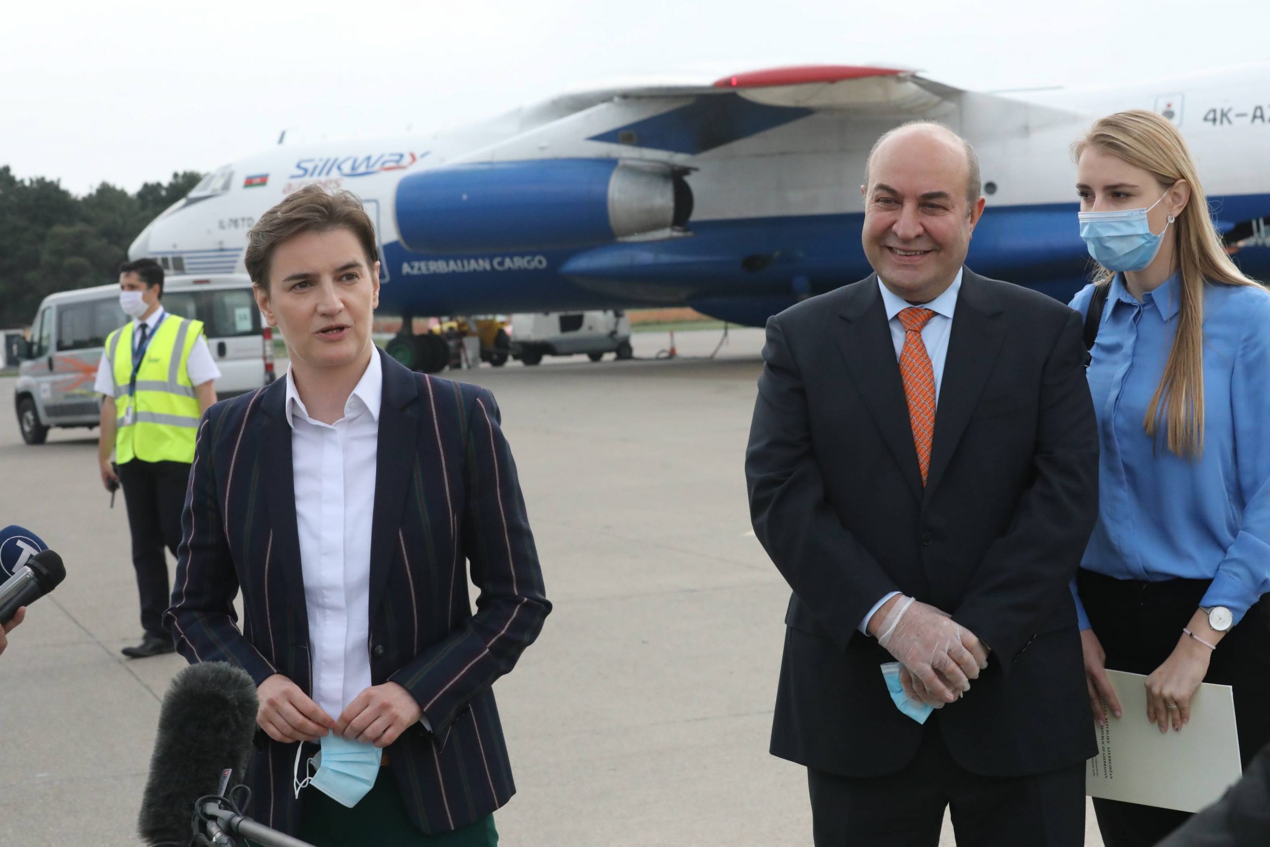Brnabić dočekala avion sa medicinskom pomoći iz Azerbejdžana 1