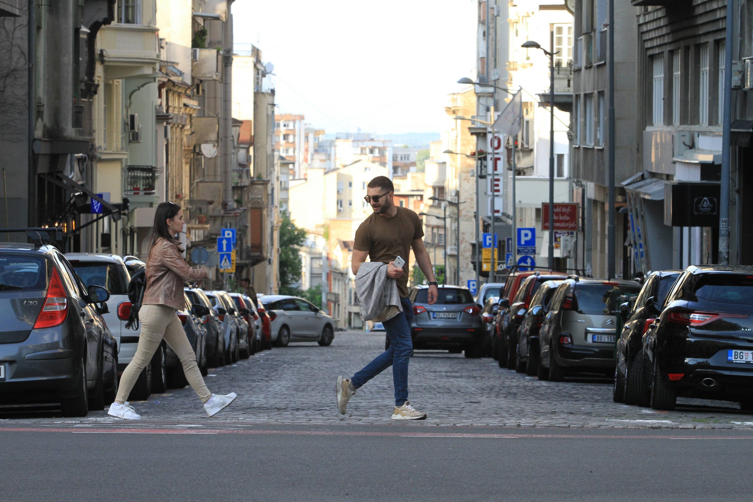 Zbog pucanja cevi u Ulici kralja Petra kombi propao u otvor asfalta 1