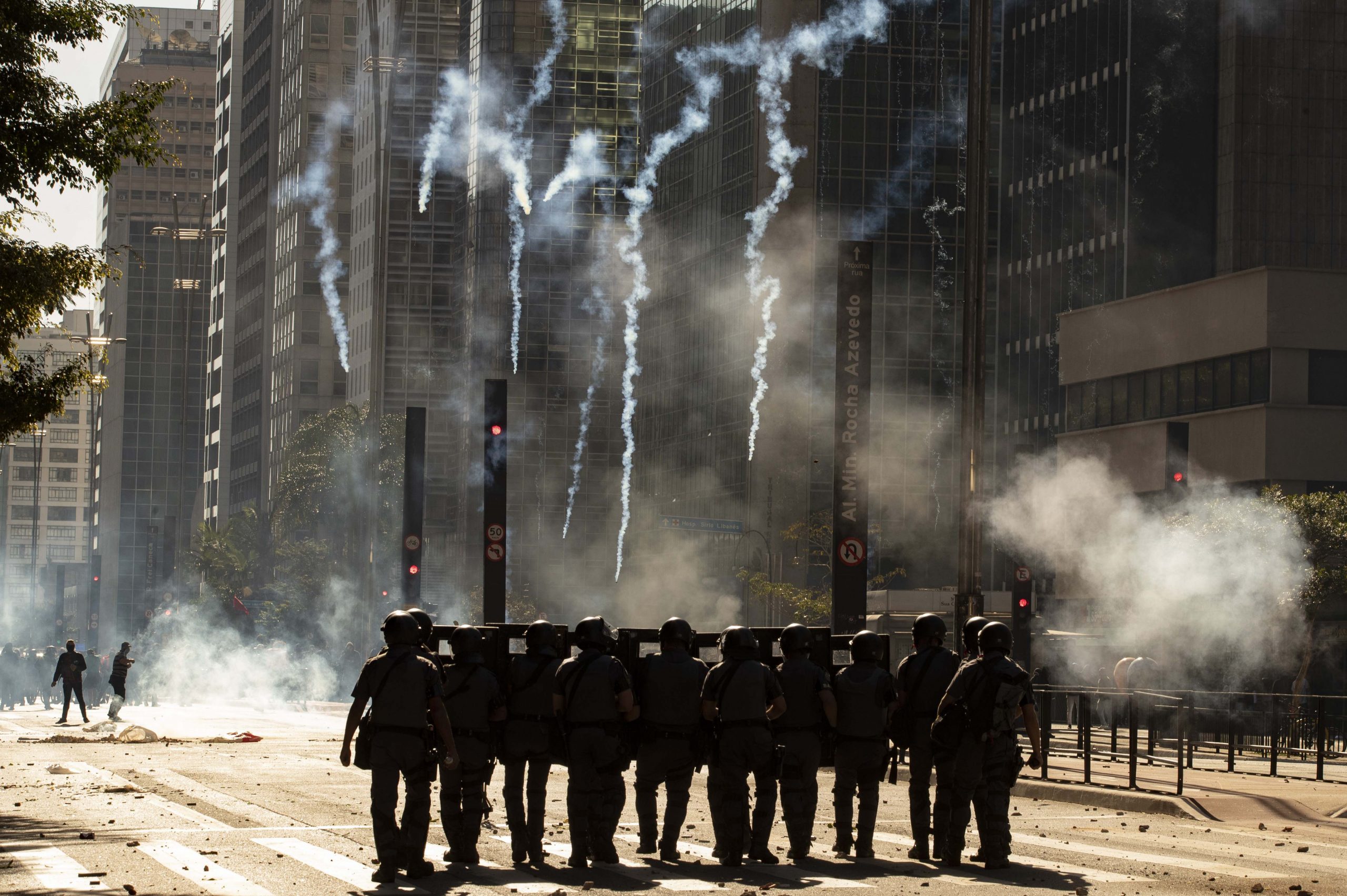 Brazilska policija suzavcem razdvajala Bolsonarove protivnike i pristalice 1