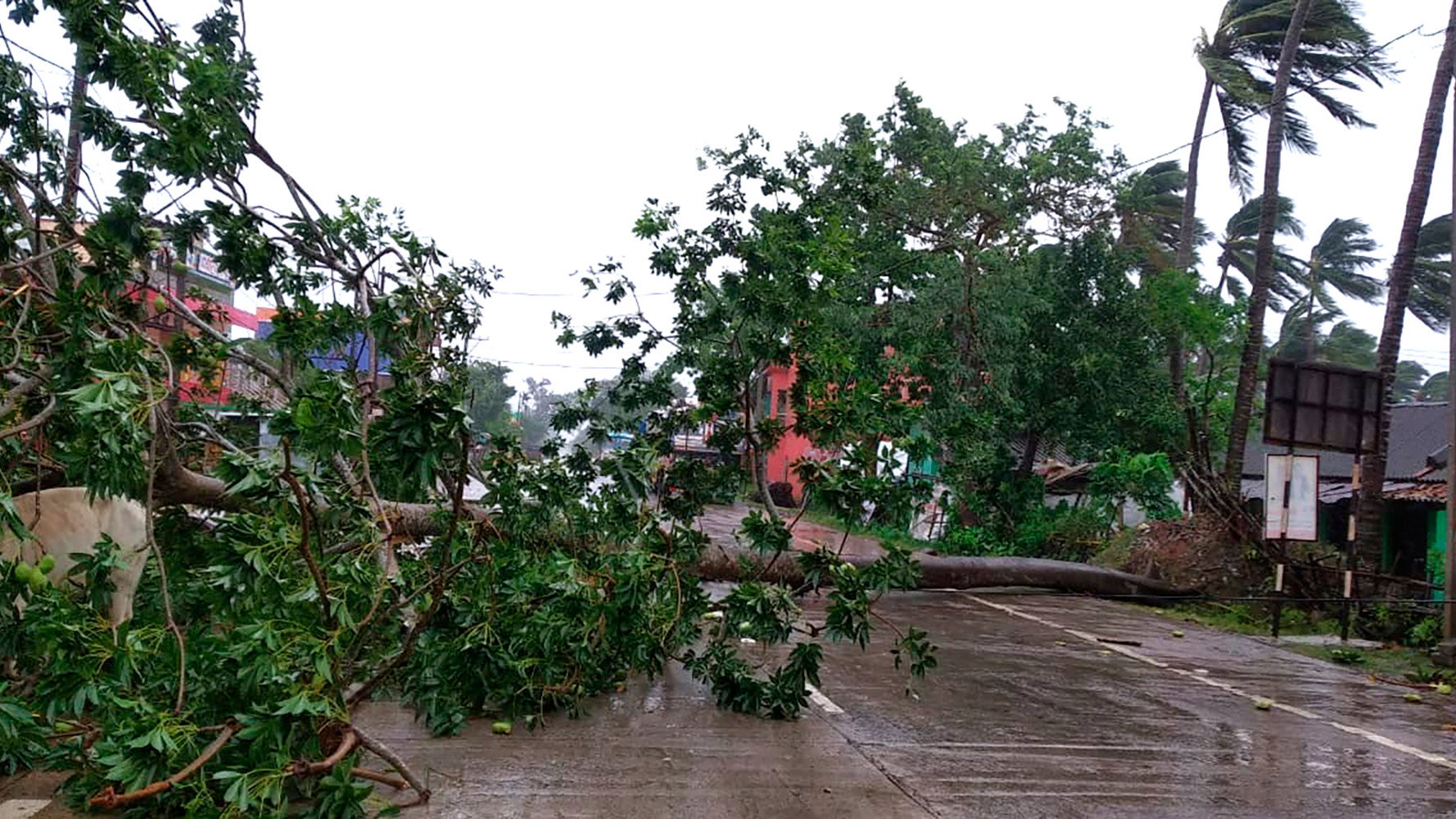 U ciklonu u Indiji i Bangladešu stradalo 20 ljudi 2 U ciklonu u Indiji i Bangladešu stradalo 20 ljudi 2