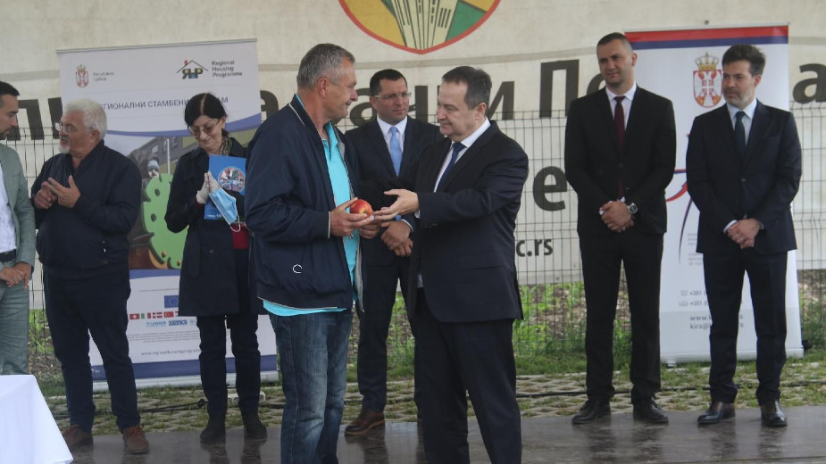 Dačić predao tri stana u Bačkom Petrovcu za izbeglice iz BIH i Hrvatske 1