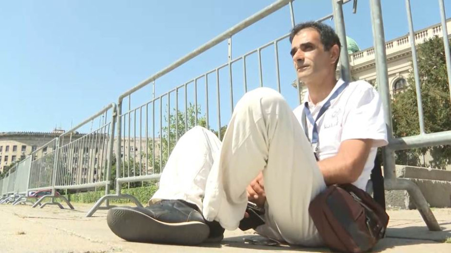 Goran Stanojević iz Romske partije štrajkuje glađu ispred Skupštine Srbije 1