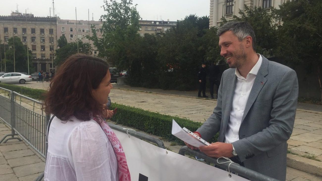 Jovana Popović obišla Boška Obradovića kod Skupštine 1