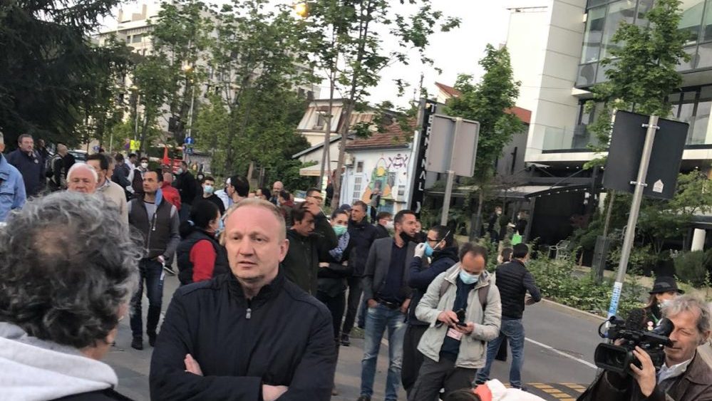 Više stotina ljudi okupilo se u znak podrške Đilasu (FOTO) 1