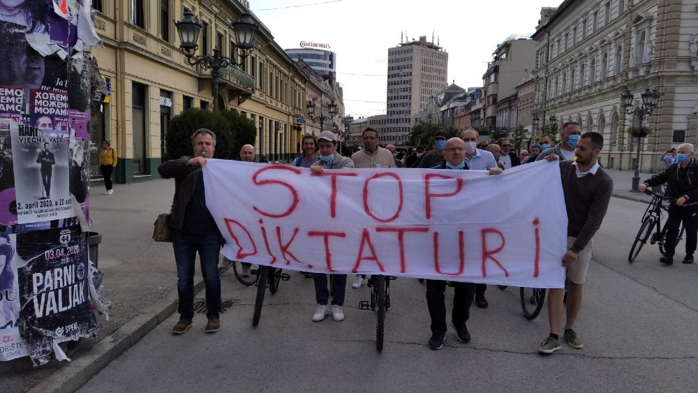 Protestna vožnja biciklom "Stop diktaturi" u Novom Sadu 1
