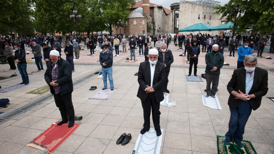 U Turskoj džamije ponovo otvorene za kolektivne molitve 1