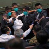 Tuča u Parlamentu Hongkonga zbog izbora predsednice jednog odbora 6