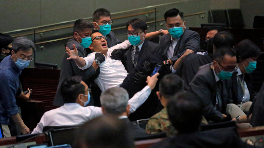 Tuča u Parlamentu Hongkonga zbog izbora predsednice jednog odbora 1