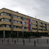 Haos i u Skupštini Kraljeva: Opšta tuča odbornika, obezbeđenje uletelo u salu (VIDEO) 5