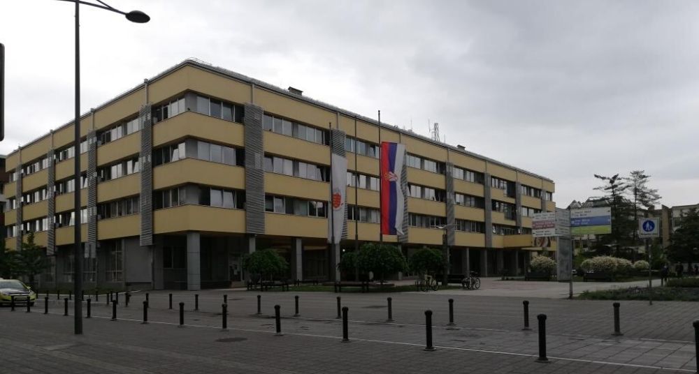 Haos i u Skupštini Kraljeva: Opšta tuča odbornika, obezbeđenje uletelo u salu (VIDEO) 1