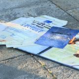 Profesorka srpskog jezika spalila diplomu ispred Skupštine Srbije (VIDEO) 7