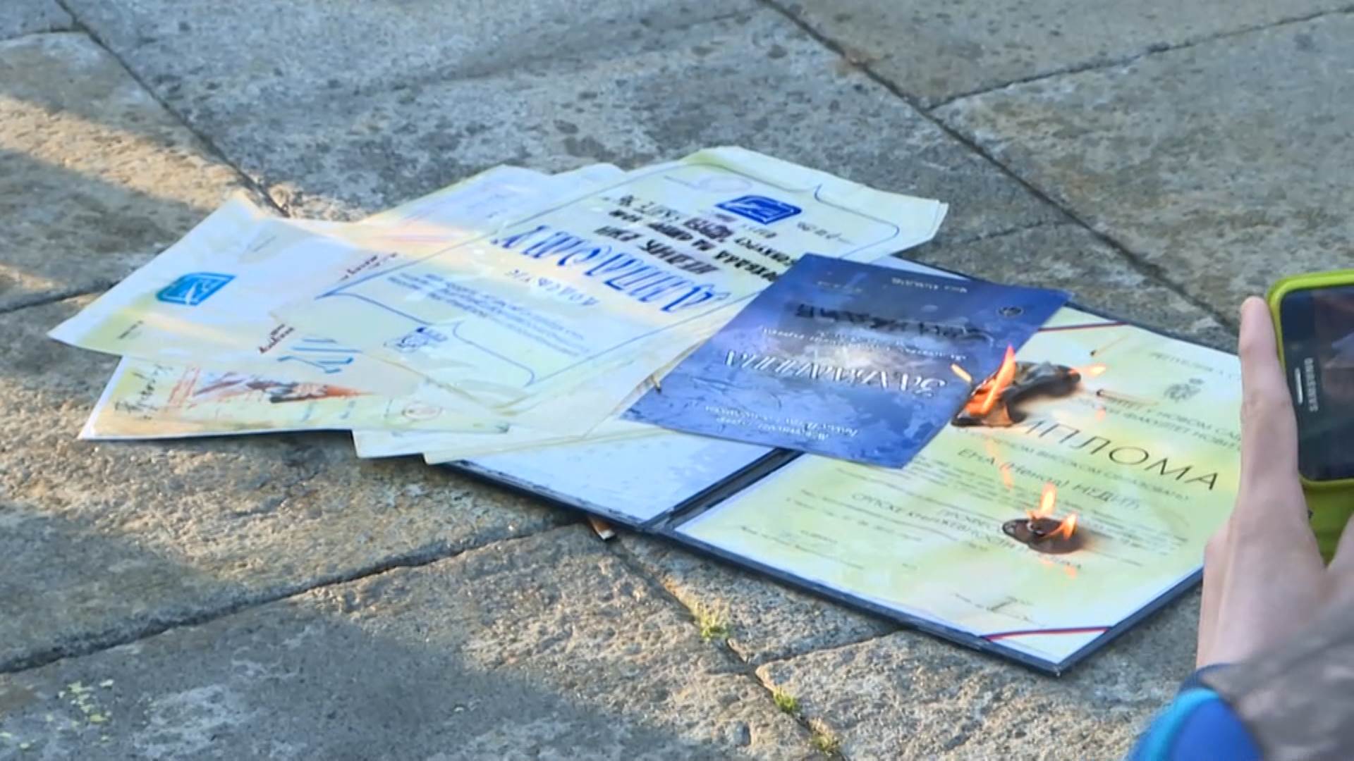 Profesorka srpskog jezika spalila diplomu ispred Skupštine Srbije (VIDEO) 1
