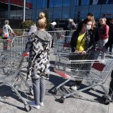 U Crnoj Gori od danas plaže i kafići, gužva pred prodavnicama 13