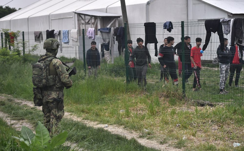 Vojska Srbije u migrantskim kampovima u Šidu (FOTO) 1