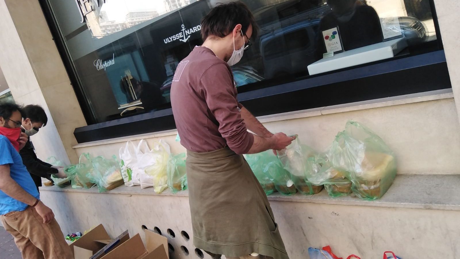 Umesto posustalih institucija, ljudi pomažu jedni drugima 1