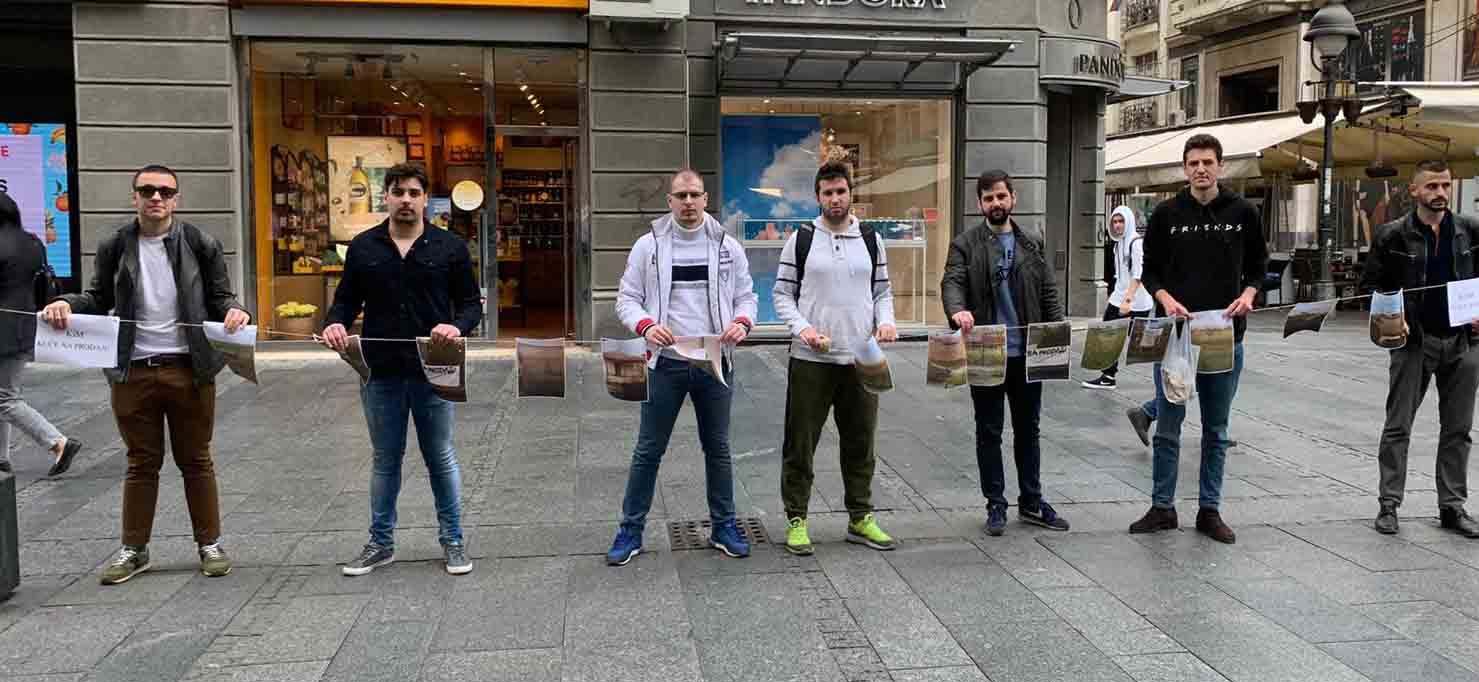 Beograd: Omladina Narodne stranke postavila izložbu kuća na prodaju na KiM 1