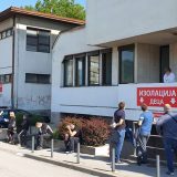 Gužve ispred kovid ambulante u Užicu 2