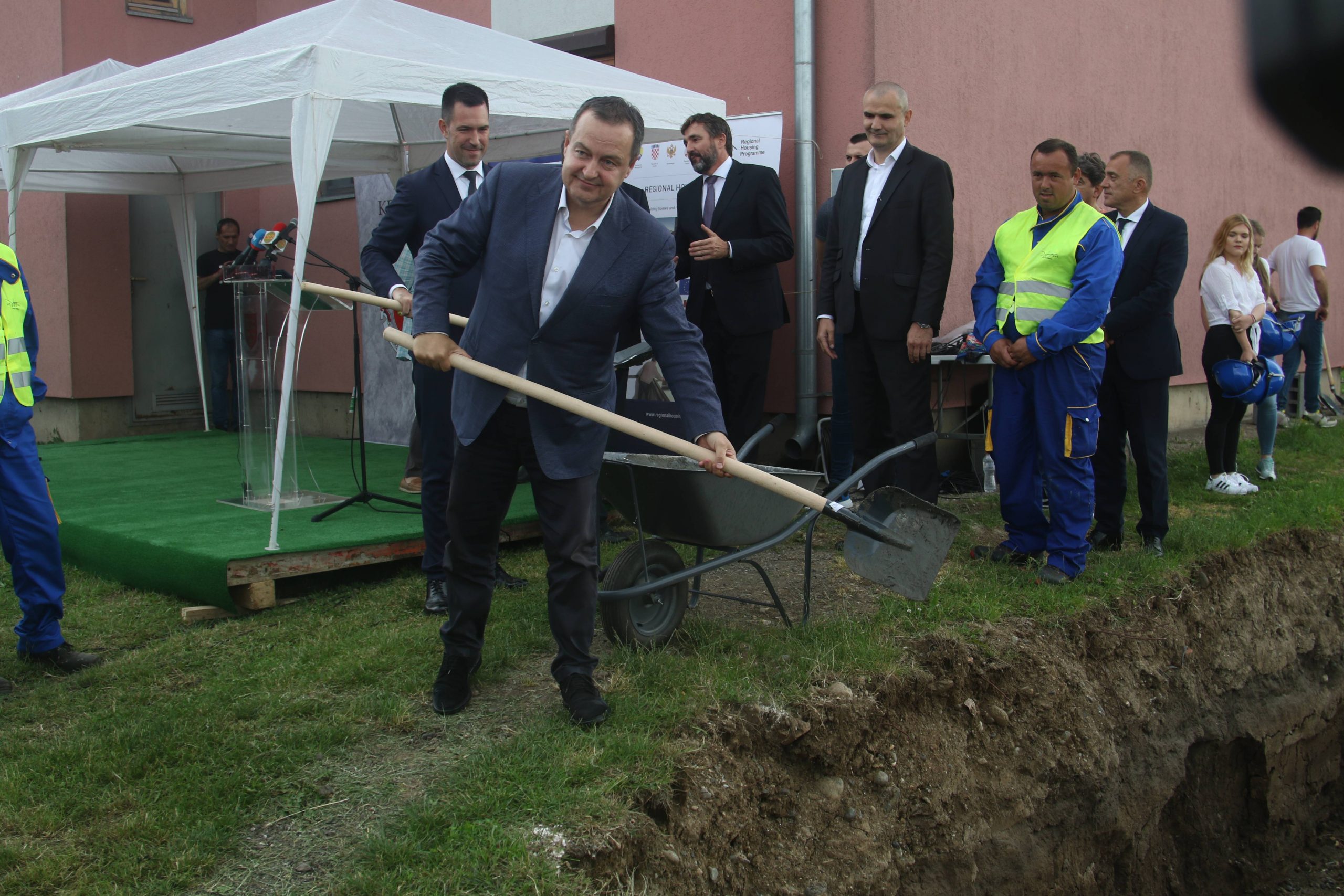 Dačić položio kamen temeljac za izgradnju deset stanova za izbegličke porodice u Kraljevu 1