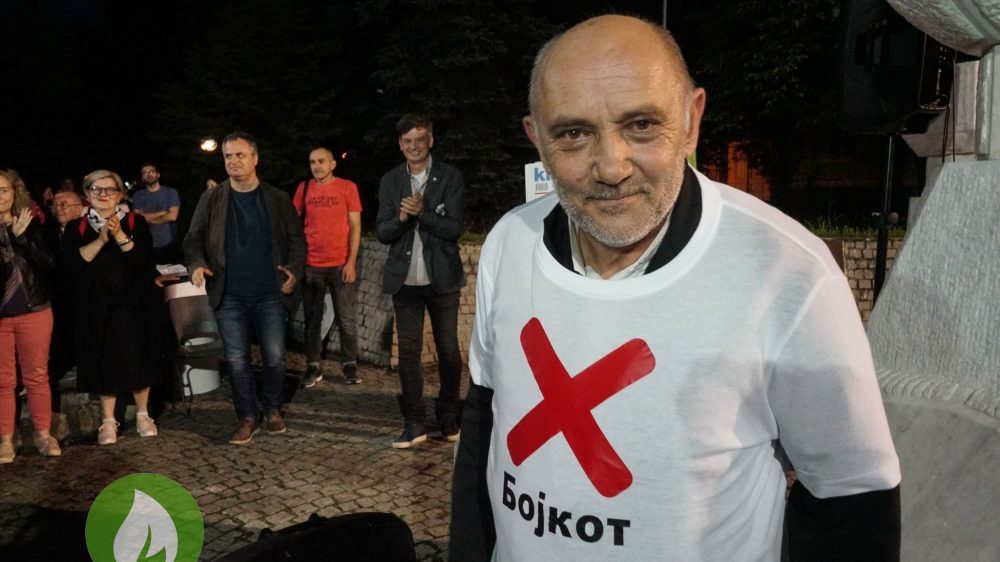 Rale Milenković nakon monodrame "Naši dani" obukao majicu sa natpisom "Bojkot" (VIDEO) 1