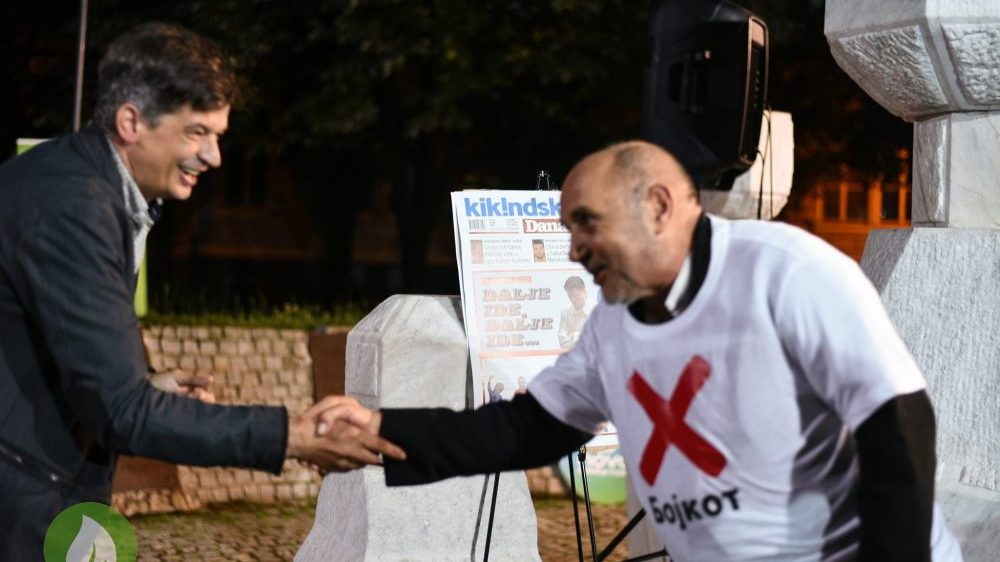 Rale Milenković nakon monodrame "Naši dani" obukao majicu sa natpisom "Bojkot" (VIDEO) 2