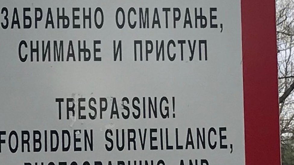 upozorenje na ulazu u bazu