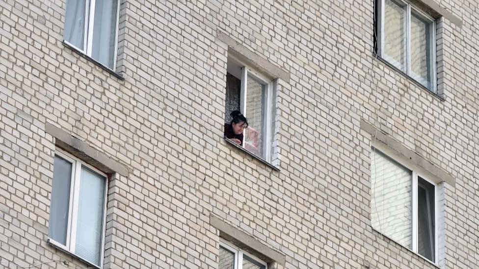 Korona virus i budućnost: Kako podići grad protiv pandemije 7 Woman at the window in a block of flats in Ukraine