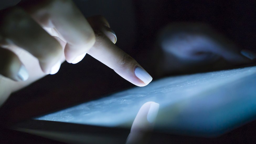 Mlade žene „navučene“ na pornografiju 2 Woman on phone