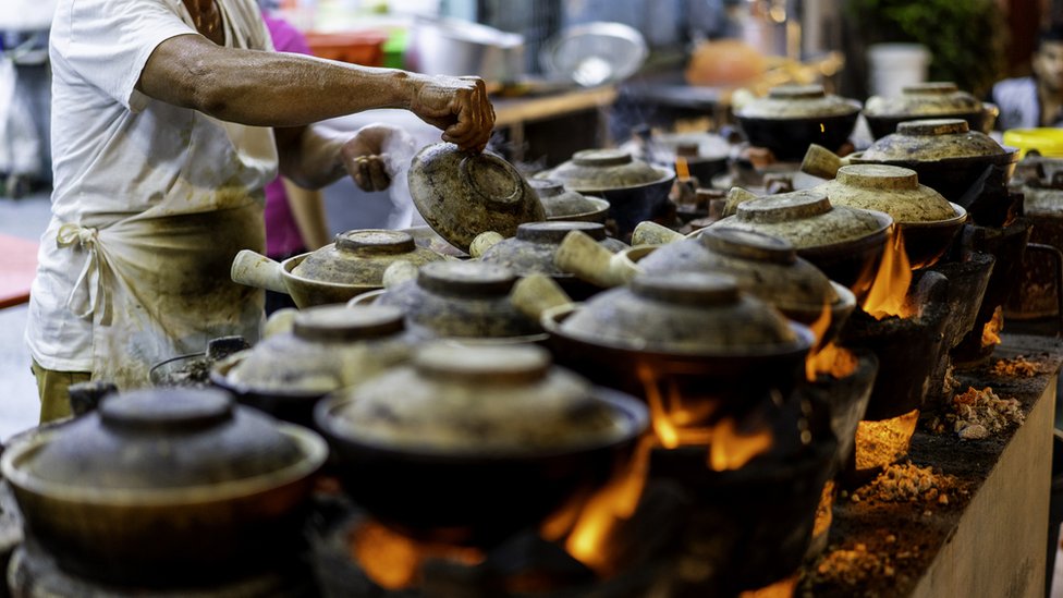 Vodič za put oko sveta iz vašeg doma preko doručka: Čokoladna kaša sa usoljenom ribom ili zemičke sa kardamonom? 1 Tezga sa brzom hranom u Singapuru