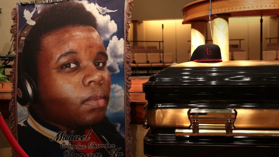 Smrt Džordža Flojda: Pozivi za rasnu pravdu na sahrani u Hjustonu, „vođa KKK" uhapšen zbog napada na demonstrante 10 Michael Brown