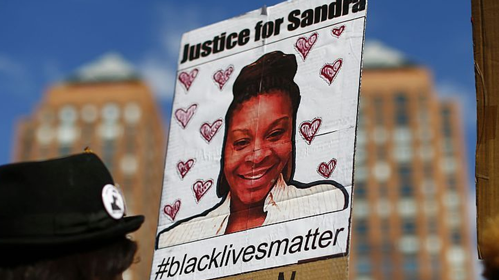 Smrt Džordža Flojda: Uklanjaju se spomenici Kolumbu, Tramp nastavlja kampanju na dan kada je ukinuto ropstvo 9 Placard with Sandra Bland's face