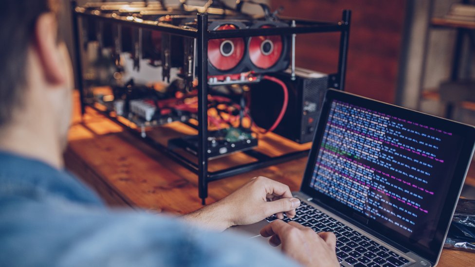 Kriptovaluta: Hakeri su mi opekli ruku kompjuterskim virusom za „rudarenje“ 2 A cryptocurrency mining operation