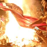 Smrt Džordža Flojda: Erupcija nasilja u gradovima širom Amerike, demonstranti zapalili zastavu SAD ispred Bele kuće 6