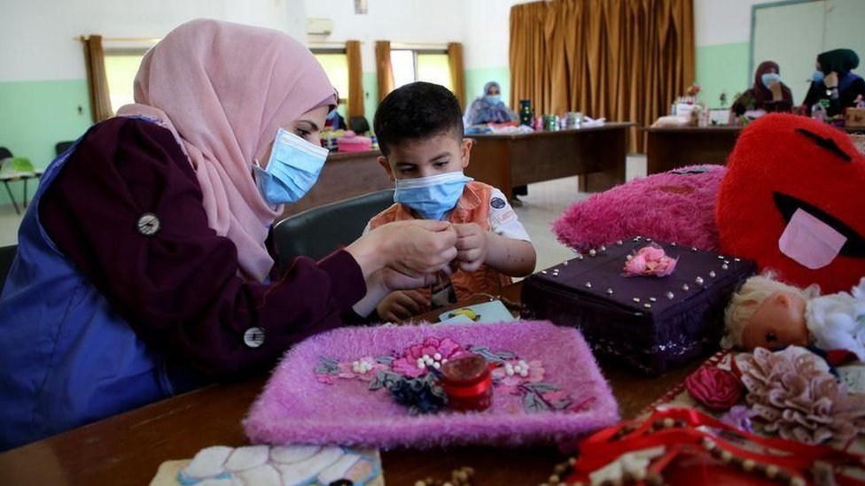 Korona virus: Još 69 novih slučajeva u Srbiji, švedski epidemiolog rekao da je trebalo uvesti strože mere 3 izbeglice kamp