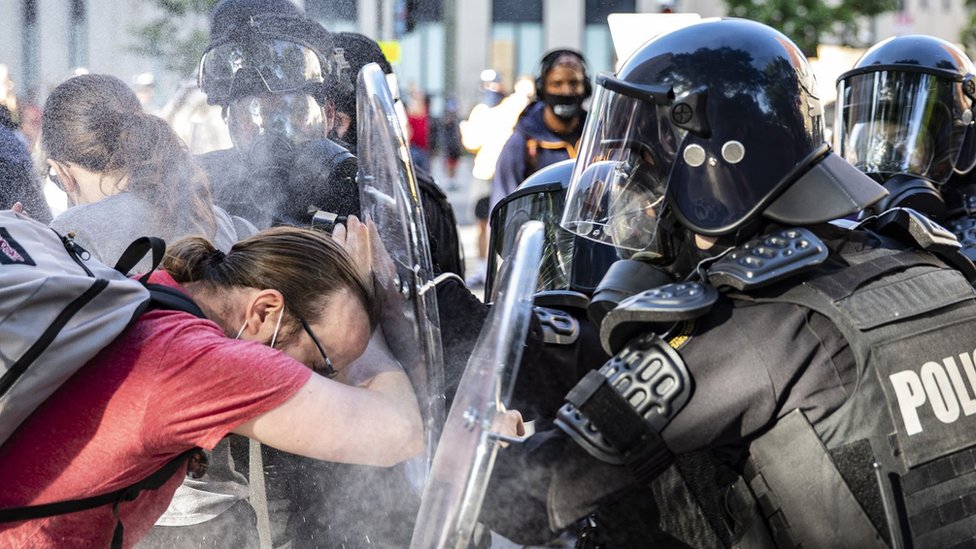 U više od 75 gradova širom Amerike ljudi su ispunili ulice koje su do pre samo nekoliko dana bile puste zbog korona virusa