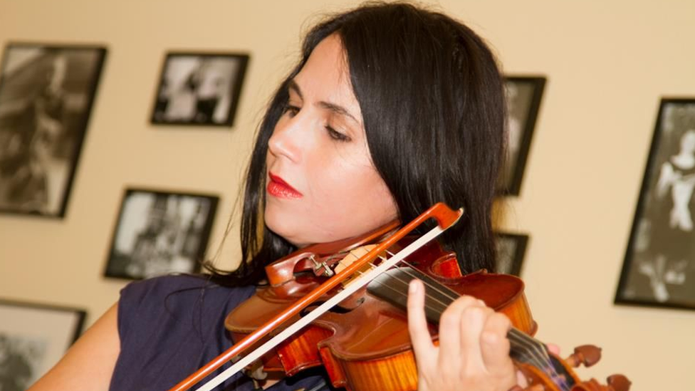 Jessica Hindman playing the violin