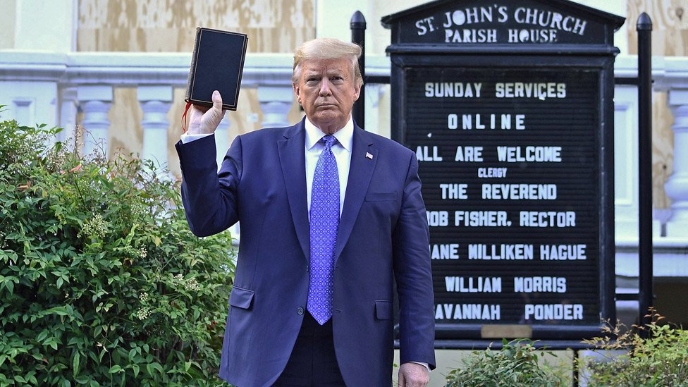 Predsednik Tramp pozira sa Biblijom ispred Crkve svetog Džona