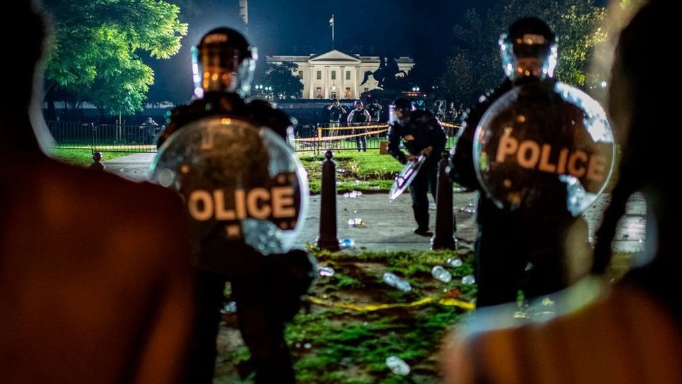 Demonstrators confront secret service police and Park police officers outside of the White House on May 30, 2020 in Washington DC