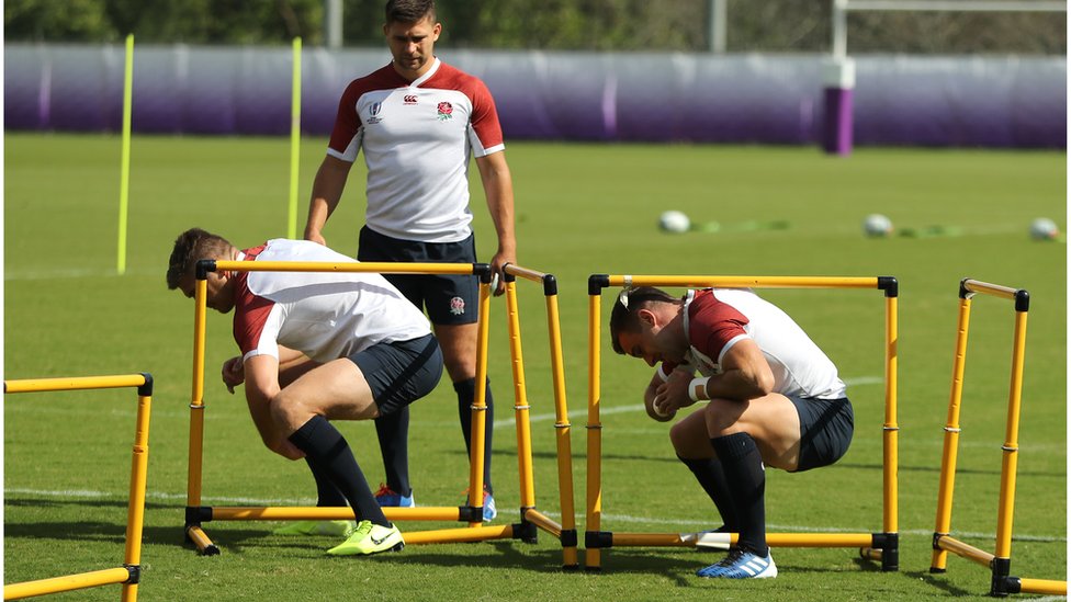 Simon Bajls, Serena Vilijams, Jusejn Bolt: Da li se šampioni rađaju ili genijalnost može da se nauči 4 Owen Farrell (L) and team mate George Ford crouch under a hurdle watched by Ben Youngs during the England Rugby team training session